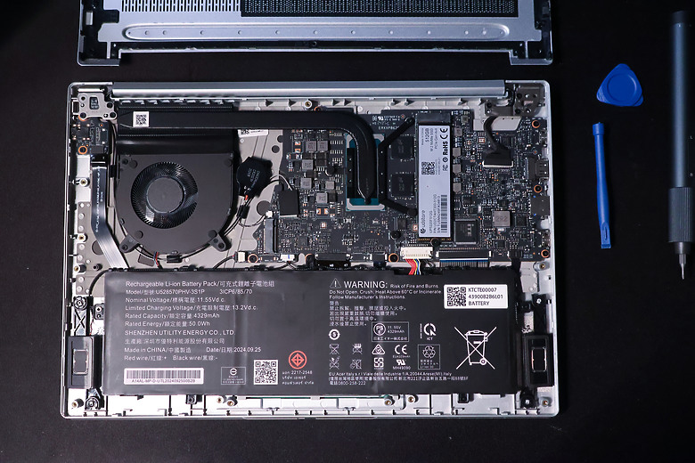 點我看大圖 不到一公斤還能裝2支SSD的商務筆電 Acer SFL14-54M-760F 開箱拆機