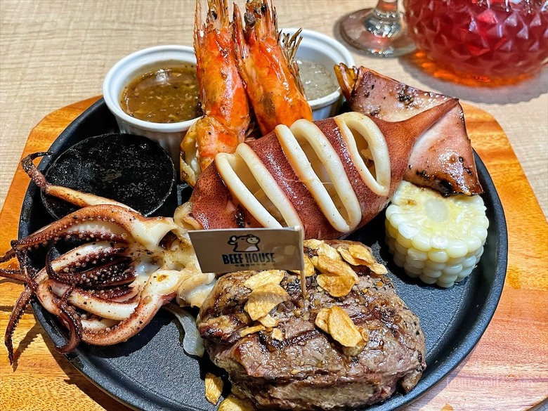 點我看大圖 超狂的牛排店,有超豐富的吃到飽自助吧,連義式手工披薩、越式牛肉河粉都是吃到飽