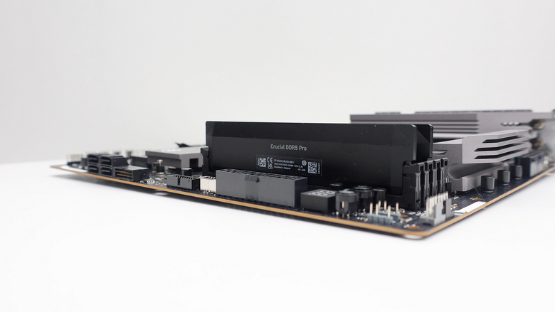 用時序換時脈 Crucial DDR5 Pro 6400 OC Gaming Memory 價格有俗！搭配 Core Ultra 9 285K，四條插滿 DDR5 6800
