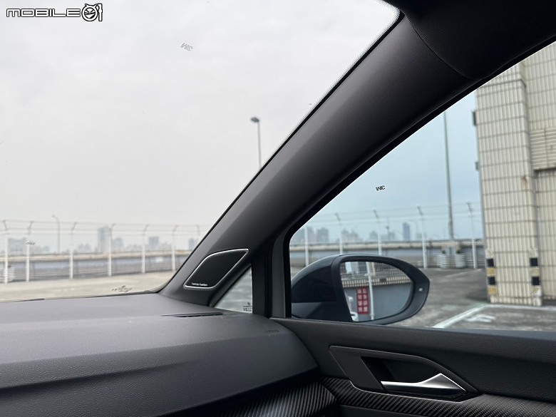 點我看大圖 都市野獸 Golf R 、低調奢華 3M極透+極黑