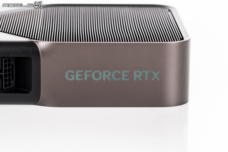 NVIDIA GeForce RTX 5090 創始版顯示卡外觀開箱 以創新散熱設計為頂尖效能預備