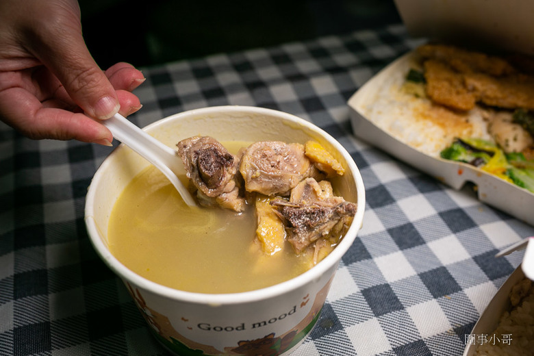 中壢太子鎮美食-饗福便當,沒有看板的小小便當店,但竟然能吃到餐廳等級的精緻菜餚!!!還有各式真空冷凍包裝的各種菜色可以選購。