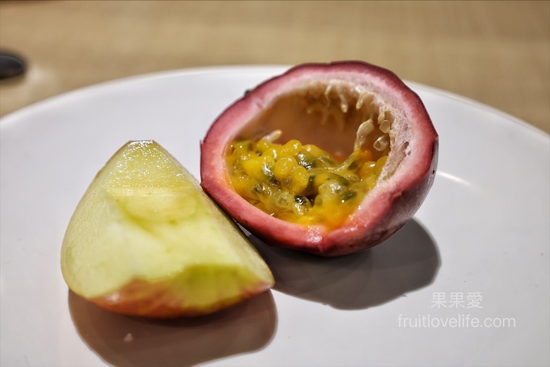 點我看大圖 超狂的牛排店,有超豐富的吃到飽自助吧,連義式手工披薩、越式牛肉河粉都是吃到飽
