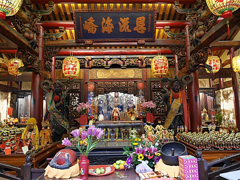 新港向日葵花田、古笨港文化剪黏大壁畫、復興鐵橋、奉天宮、培桂堂&星巴克、新港戲院，順便享用美味生炒鴨肉羹與鹹圓仔、喝咖啡 — 歲末年終新港賞花與人文景點行旅 —【小惡魔畫蛇添福】補篇(3)