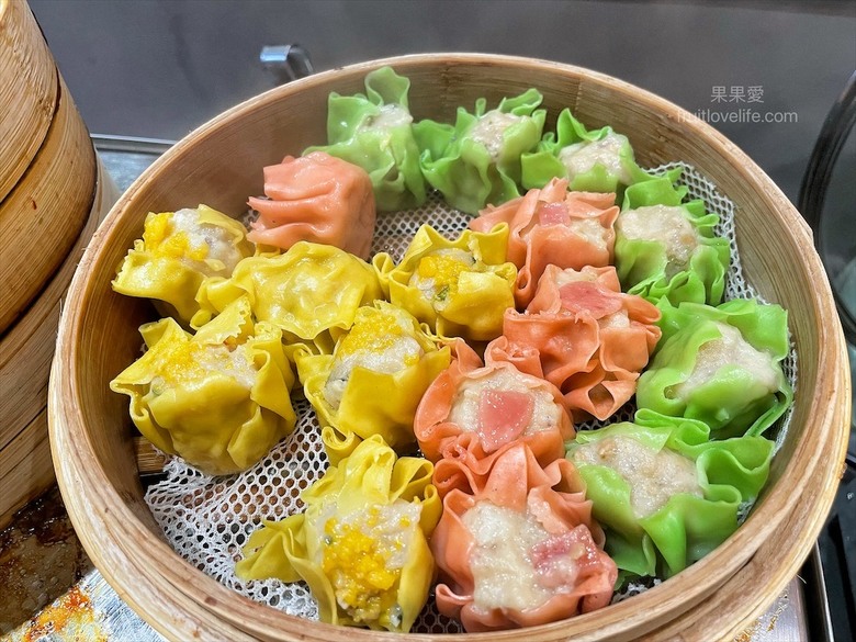 點我看大圖 超狂的牛排店,有超豐富的吃到飽自助吧,連義式手工披薩、越式牛肉河粉都是吃到飽