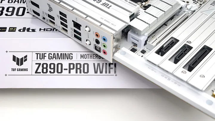 點我看大圖 萬元出頭的銀白主機板 ASUS TUF GAMING Z890-PRO WIFI