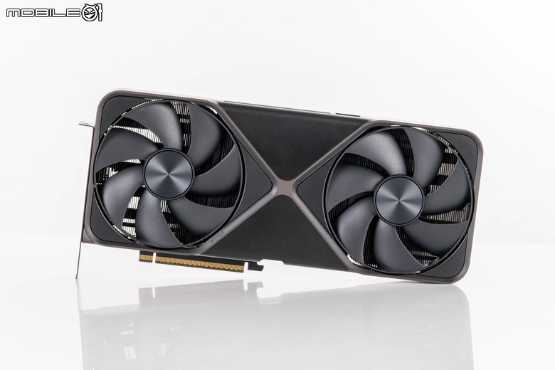NVIDIA GeForce RTX 5090 創始版顯示卡外觀開箱 以創新散熱設計為頂尖效能預備
