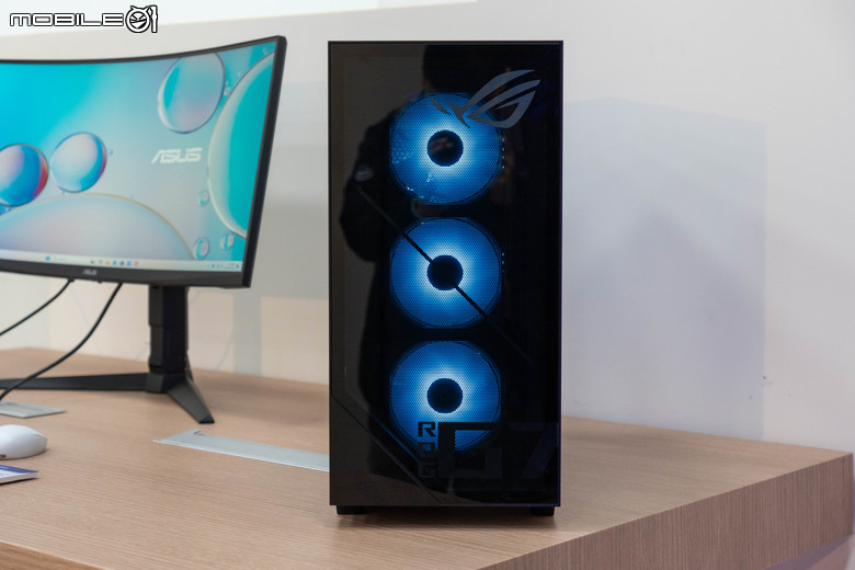 【CES2025】ROG 推出新款旗艦電競桌機 G700 以透明穿透燈效視覺搭配四風扇散熱打造高效能平台