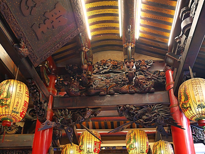 新港向日葵花田、古笨港文化剪黏大壁畫、復興鐵橋、奉天宮、培桂堂&星巴克、新港戲院，順便享用美味生炒鴨肉羹與鹹圓仔、喝咖啡 — 歲末年終新港賞花與人文景點行旅 —【小惡魔畫蛇添福】補篇(3)