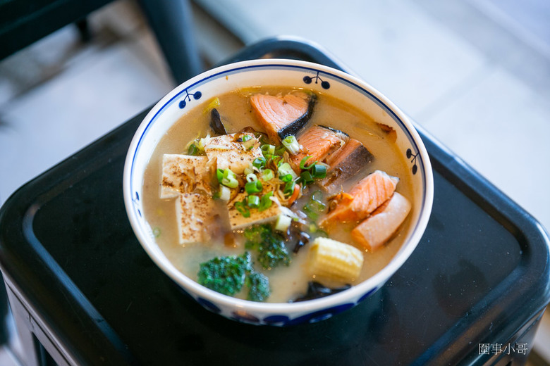 中壢太子鎮美食-饗福便當,沒有看板的小小便當店,但竟然能吃到餐廳等級的精緻菜餚!!!還有各式真空冷凍包裝的各種菜色可以選購。