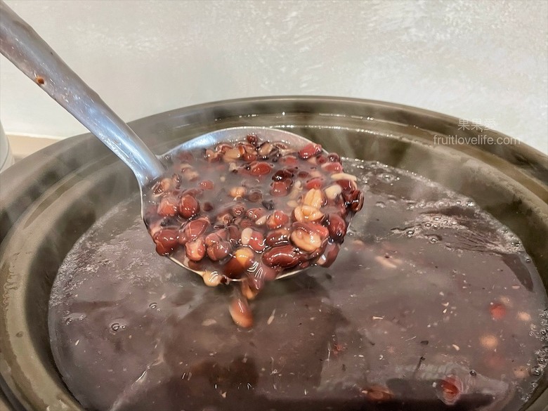 點我看大圖 超狂的牛排店,有超豐富的吃到飽自助吧,連義式手工披薩、越式牛肉河粉都是吃到飽