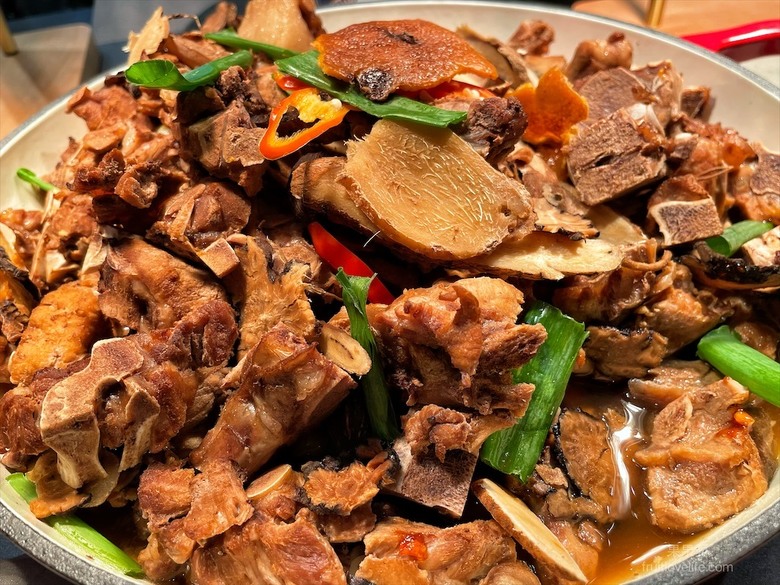 點我看大圖 超狂的牛排店,有超豐富的吃到飽自助吧,連義式手工披薩、越式牛肉河粉都是吃到飽