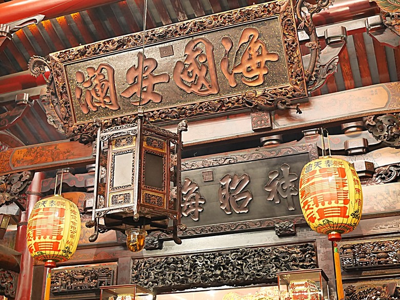 新港向日葵花田、古笨港文化剪黏大壁畫、復興鐵橋、奉天宮、培桂堂&星巴克、新港戲院，順便享用美味生炒鴨肉羹與鹹圓仔、喝咖啡 — 歲末年終新港賞花與人文景點行旅 —【小惡魔畫蛇添福】補篇(3)