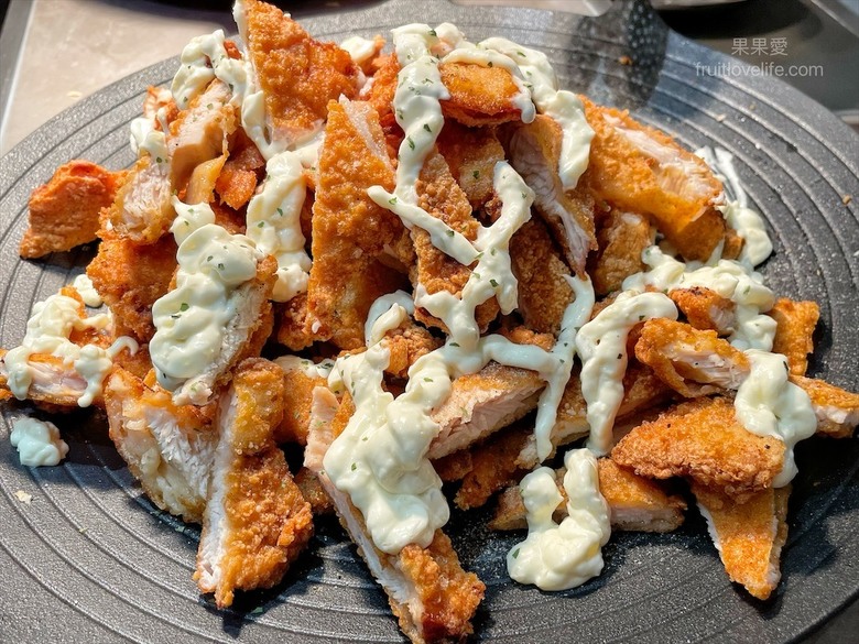 點我看大圖 超狂的牛排店,有超豐富的吃到飽自助吧,連義式手工披薩、越式牛肉河粉都是吃到飽