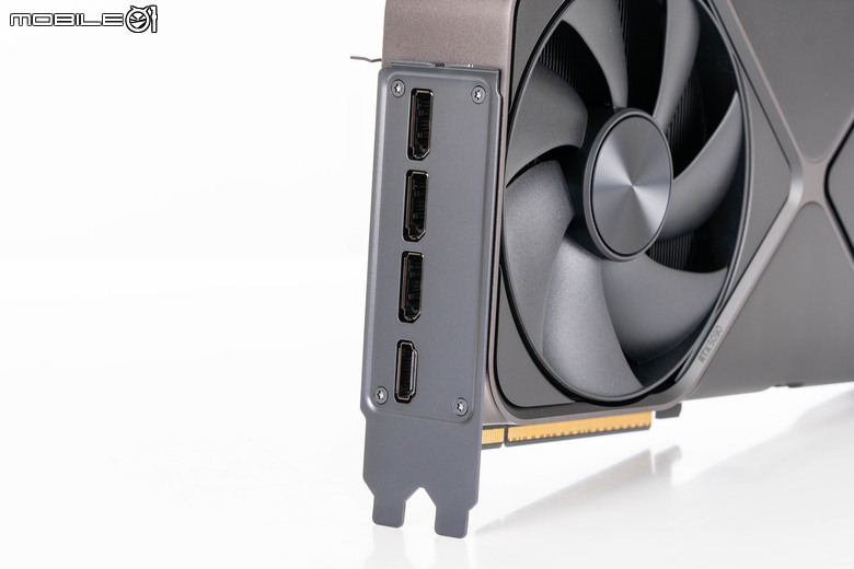 NVIDIA GeForce RTX 5090 創始版顯示卡外觀開箱 以創新散熱設計為頂尖效能預備