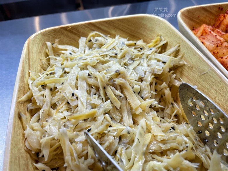 點我看大圖 超狂的牛排店,有超豐富的吃到飽自助吧,連義式手工披薩、越式牛肉河粉都是吃到飽