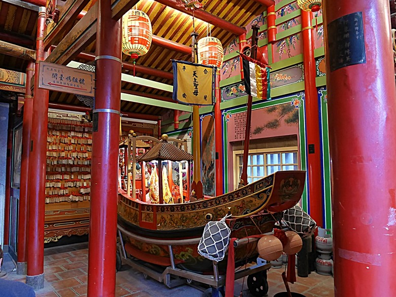 新港向日葵花田、古笨港文化剪黏大壁畫、復興鐵橋、奉天宮、培桂堂&星巴克、新港戲院,順便享用美味生炒鴨肉羹與鹹圓仔、喝咖啡 — 歲末年終新港賞花與人文景點行旅 —【小惡魔畫蛇添福】補篇(3)