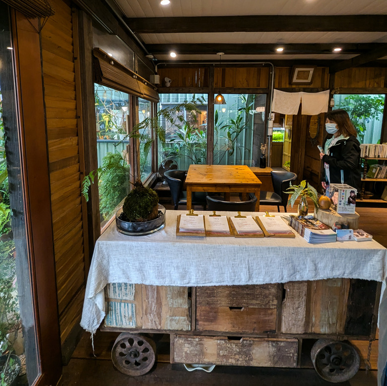 【游牧 咖啡廳】 礁溪-捌㡯(du)咖啡 聽火車飛渡、看風格小物、買頭城名物