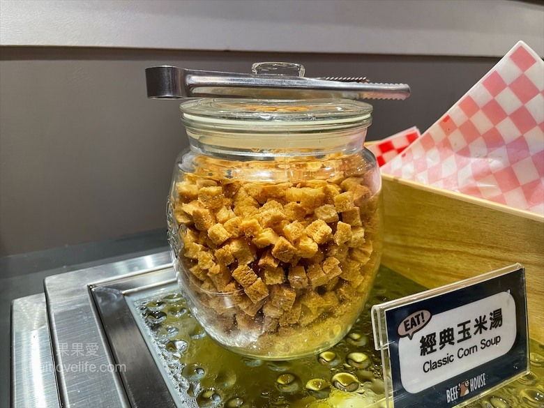 點我看大圖 超狂的牛排店,有超豐富的吃到飽自助吧,連義式手工披薩、越式牛肉河粉都是吃到飽