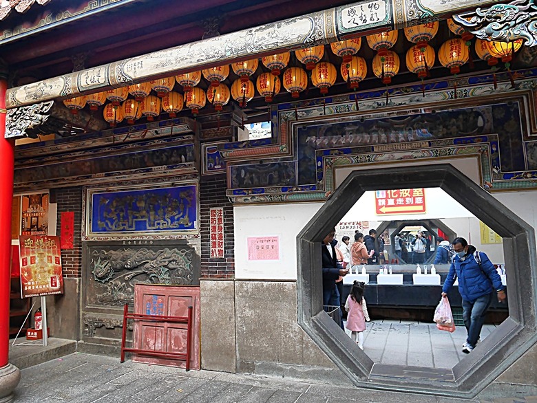 新港向日葵花田、古笨港文化剪黏大壁畫、復興鐵橋、奉天宮、培桂堂&星巴克、新港戲院，順便享用美味生炒鴨肉羹與鹹圓仔、喝咖啡 — 歲末年終新港賞花與人文景點行旅 —【小惡魔畫蛇添福】補篇(3)