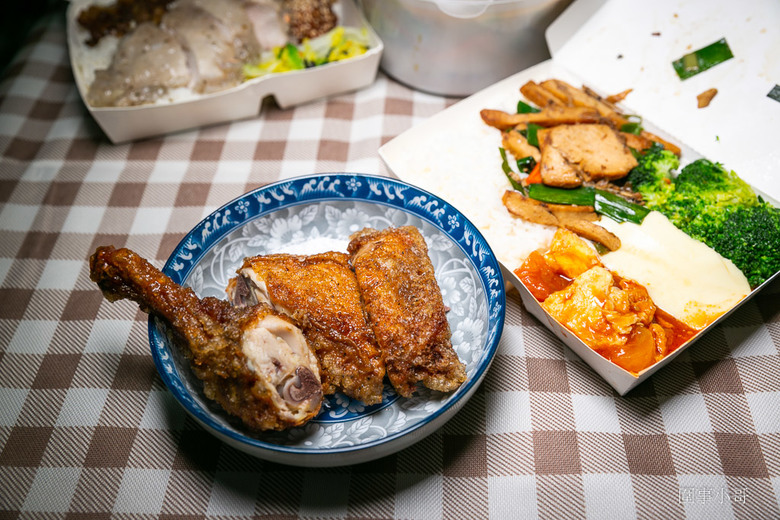中壢太子鎮美食-饗福便當,沒有看板的小小便當店,但竟然能吃到餐廳等級的精緻菜餚!!!還有各式真空冷凍包裝的各種菜色可以選購。