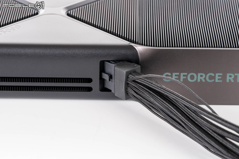 NVIDIA GeForce RTX 5090 創始版顯示卡外觀開箱 以創新散熱設計為頂尖效能預備