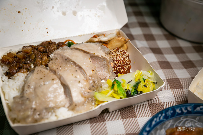 中壢太子鎮美食-饗福便當,沒有看板的小小便當店,但竟然能吃到餐廳等級的精緻菜餚!!!還有各式真空冷凍包裝的各種菜色可以選購。