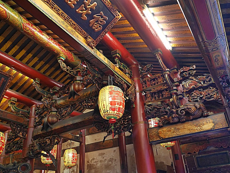 新港向日葵花田、古笨港文化剪黏大壁畫、復興鐵橋、奉天宮、培桂堂&星巴克、新港戲院，順便享用美味生炒鴨肉羹與鹹圓仔、喝咖啡 — 歲末年終新港賞花與人文景點行旅 —【小惡魔畫蛇添福】補篇(3)