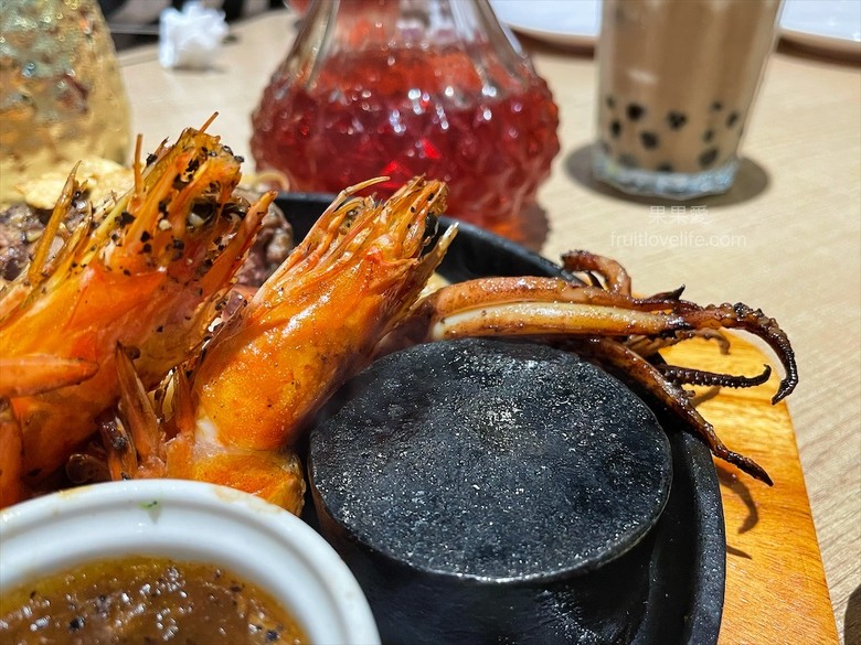 點我看大圖 超狂的牛排店,有超豐富的吃到飽自助吧,連義式手工披薩、越式牛肉河粉都是吃到飽