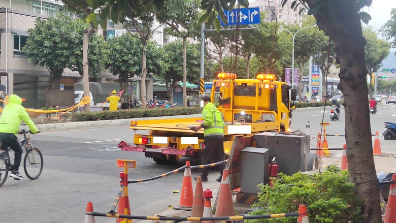 固特異goodyea高速公路突然爆胎出保成功