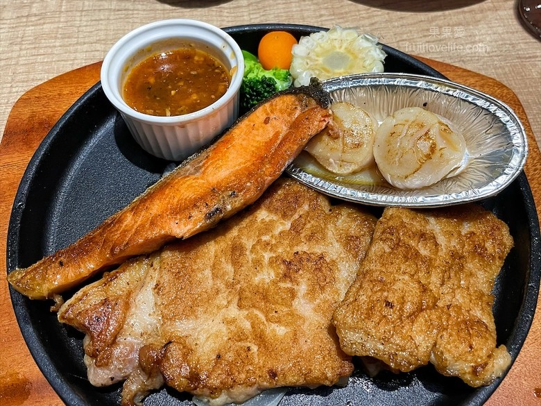點我看大圖 超狂的牛排店,有超豐富的吃到飽自助吧,連義式手工披薩、越式牛肉河粉都是吃到飽