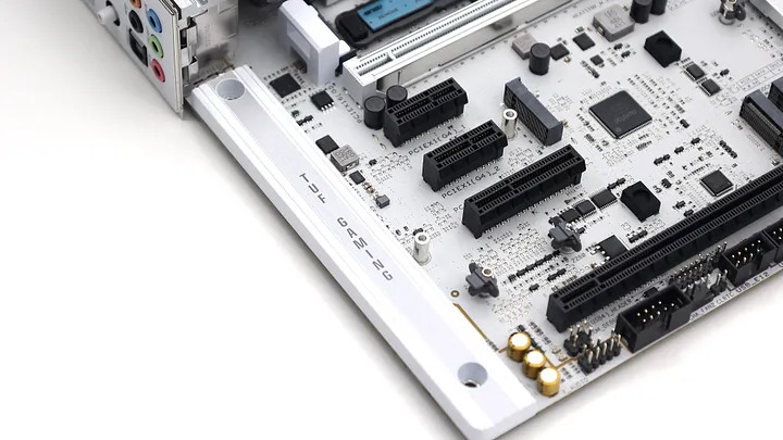 點我看大圖 萬元出頭的銀白主機板 ASUS TUF GAMING Z890-PRO WIFI