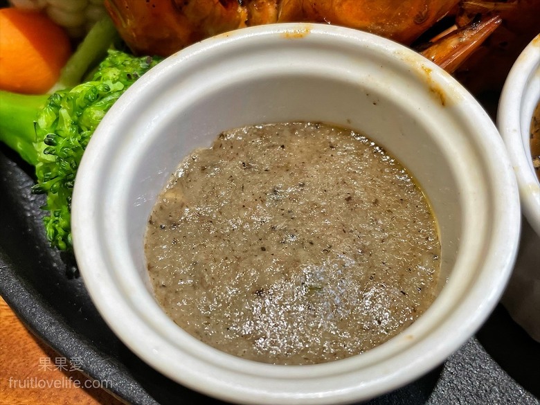 點我看大圖 超狂的牛排店,有超豐富的吃到飽自助吧,連義式手工披薩、越式牛肉河粉都是吃到飽