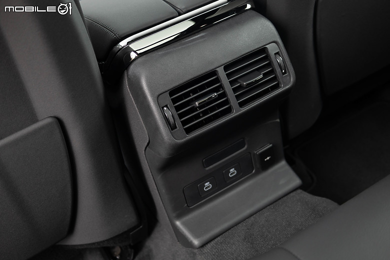 Range Rover Velar 新年式試駕|主流中的感性選擇,依舊散發與眾不同的優美身段!