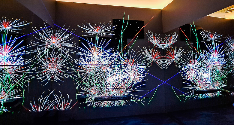 LG x 藝術家吳哲宇「永恆花境」展 五感全面兼顧的聲光體驗