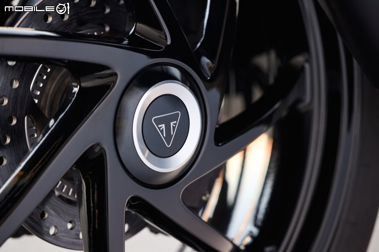 【海外新訊】三缸街頭悍將再進化！2025年式Triumph Speed Triple 1200 RS發表！