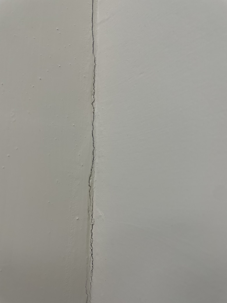 牆壁裂縫請益