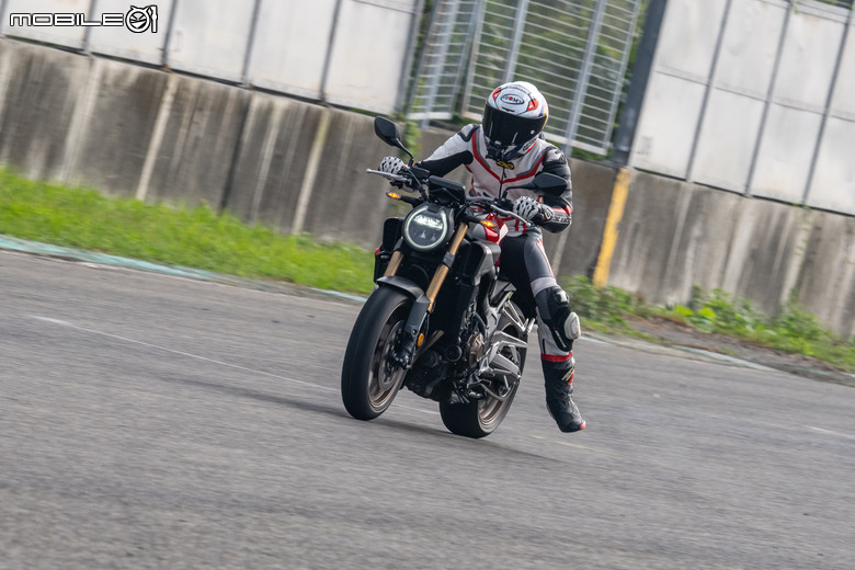 HONDA CB650R、CBR650 E-Clutch 試駕|想熄火都難!打破操作藩籬,普及騎乘樂趣!