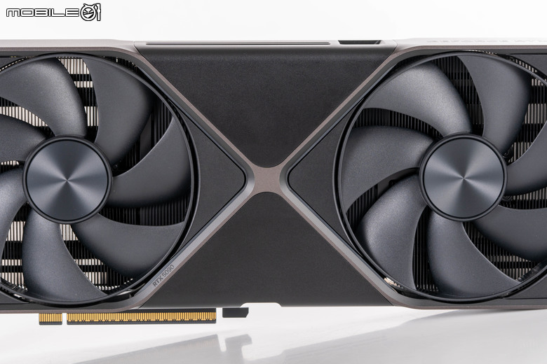 NVIDIA GeForce RTX 5090 創始版顯示卡外觀開箱 以創新散熱設計為頂尖效能預備