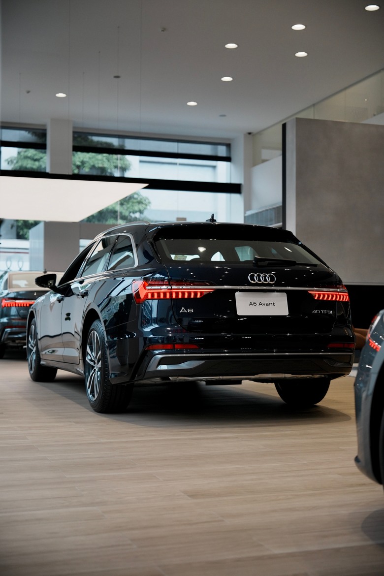 無垠藍圖，勾勒優雅馭行——Audi A6 Avant 40 TFSI S line｜金屬無垠藍 Firmament Blue 5U｜實車分享