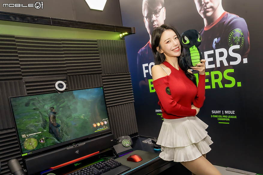 點我看大圖 【採訪】啦啦隊女神李雅英化身一日店長 親身體驗 Razer CES 新品就在 TpGS!