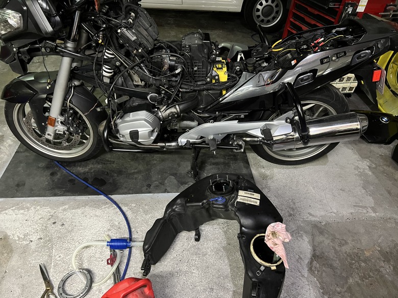 2010 BMW R1200RT 汽油幫浦上蓋漏汽油