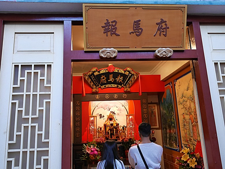 新港向日葵花田、古笨港文化剪黏大壁畫、復興鐵橋、奉天宮、培桂堂&星巴克、新港戲院,順便享用美味生炒鴨肉羹與鹹圓仔、喝咖啡 — 歲末年終新港賞花與人文景點行旅 —【小惡魔畫蛇添福】補篇(3)