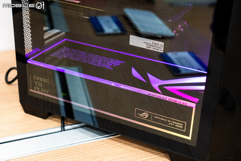 【CES2025】ROG 推出新款旗艦電競桌機 G700 以透明穿透燈效視覺搭配四風扇散熱打造高效能平台