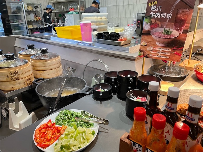 點我看大圖 超狂的牛排店,有超豐富的吃到飽自助吧,連義式手工披薩、越式牛肉河粉都是吃到飽