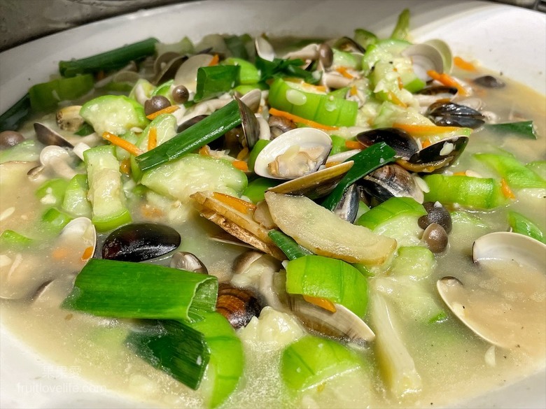 點我看大圖 超狂的牛排店,有超豐富的吃到飽自助吧,連義式手工披薩、越式牛肉河粉都是吃到飽