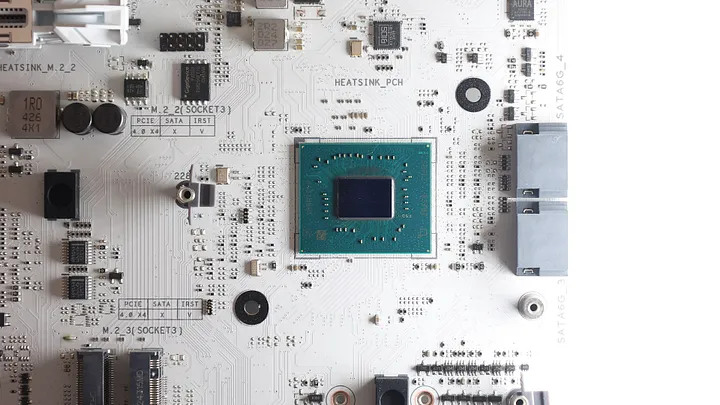 點我看大圖 萬元出頭的銀白主機板 ASUS TUF GAMING Z890-PRO WIFI
