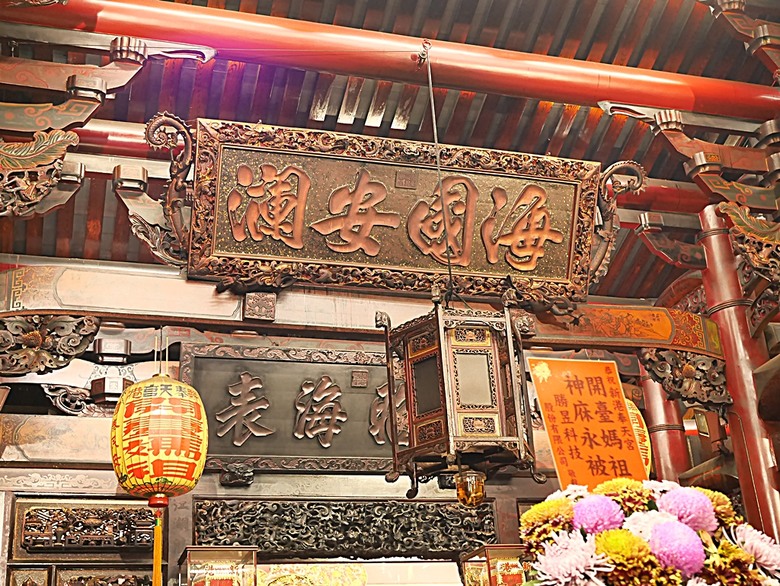 新港向日葵花田、古笨港文化剪黏大壁畫、復興鐵橋、奉天宮、培桂堂&星巴克、新港戲院，順便享用美味生炒鴨肉羹與鹹圓仔、喝咖啡 — 歲末年終新港賞花與人文景點行旅 —【小惡魔畫蛇添福】補篇(3)