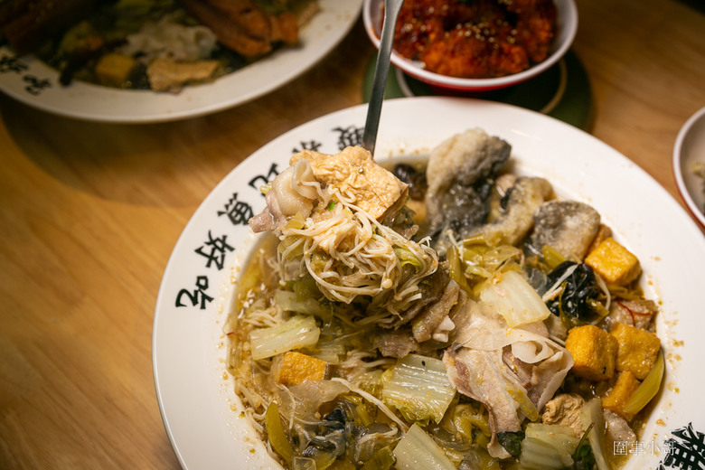 稚人酸菜魚-香酸均衡風味十足的酸菜魚太美味了，還有超狂的榴槤魚……啊娘喂啊～～也太母湯了!桃園中壢美食（邀約