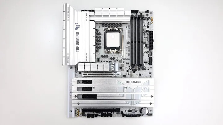 點我看大圖 萬元出頭的銀白主機板 ASUS TUF GAMING Z890-PRO WIFI